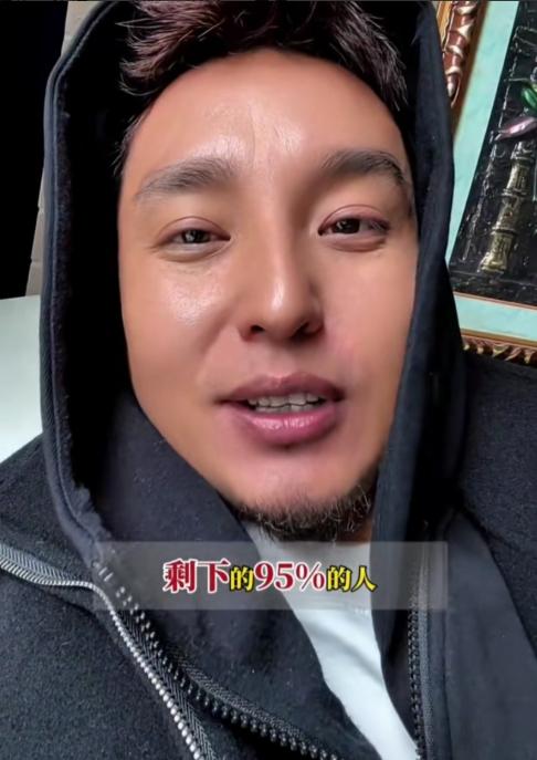 最近，一位西藏青年发视频指出，现在为什么还有人美化旧西藏的原因，他在视频中说：“