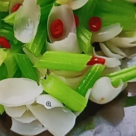 熬夜党真的太难了，不过别愁，有三种护肝菜能清肝火，助你睡整觉。第一种是菠菜，它