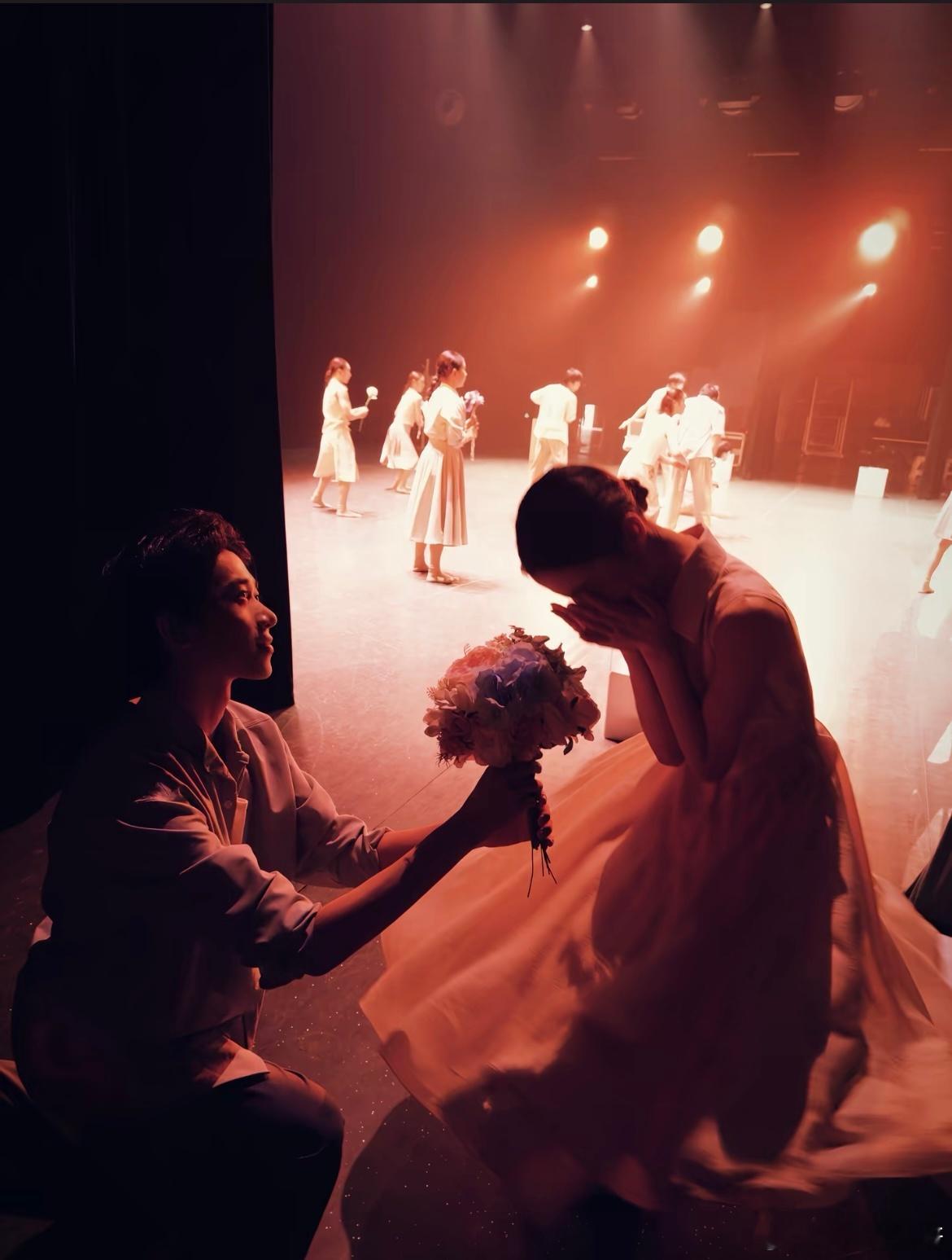 当我下台时男朋友突然捧花出现​​​