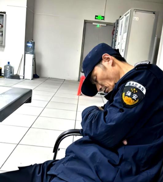 “毫无人性！连正常生理需求都不放过！”2022年，广东清远，60岁大爷做保安三年