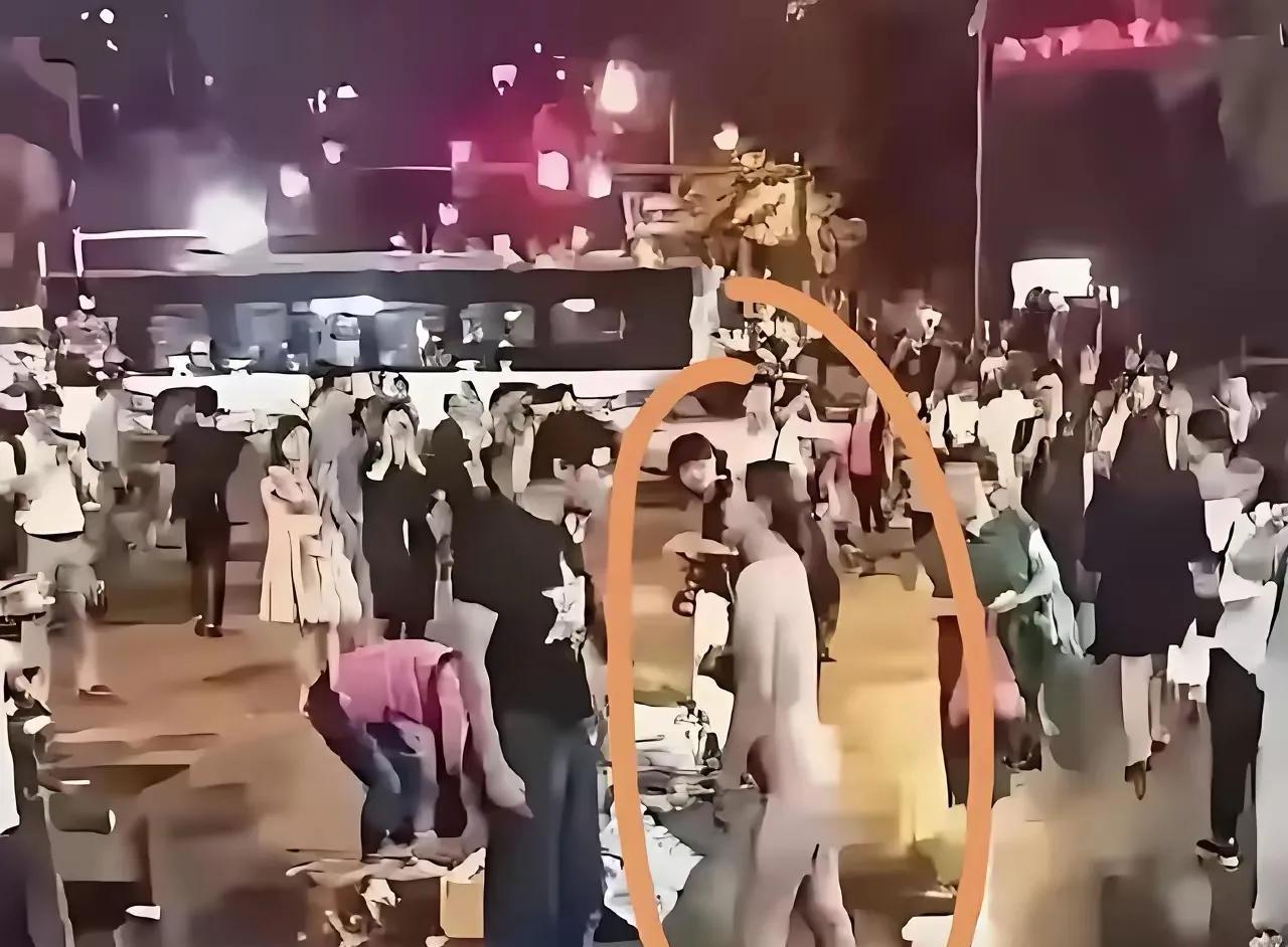 江苏靖江街头女子当众拖去衣物，这又是一起情感背叛事件。据报道，当时一名女子在靖