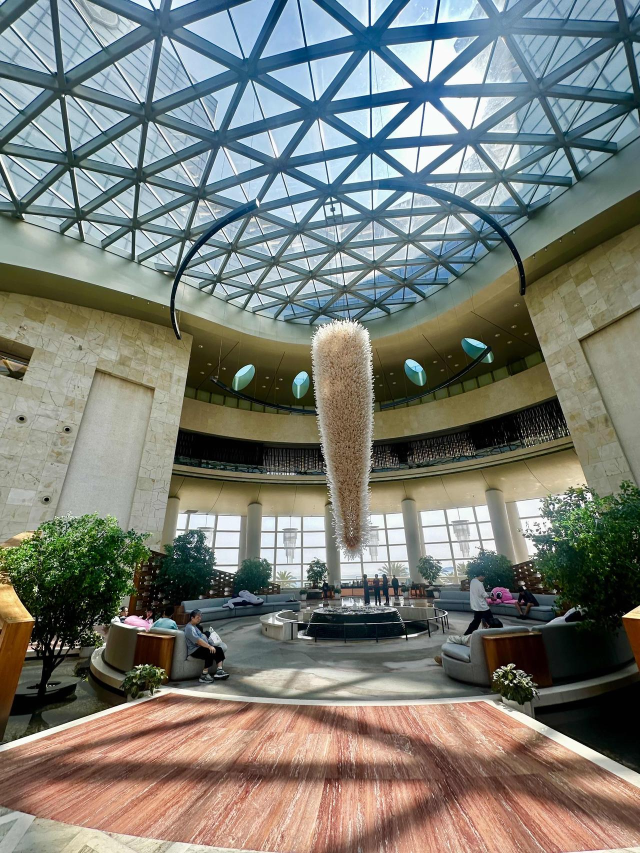 北方人对海是有执念的。一见到海就觉得治愈，觉得浪漫，看也看不够。这次托惊蛰有