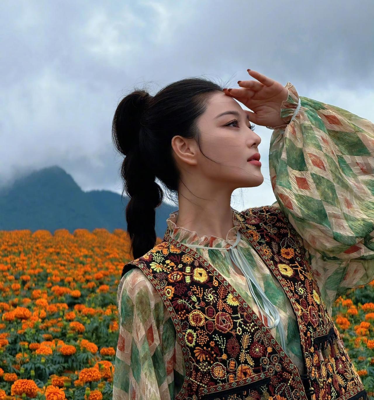 演员张馨予发文说自己在逛商场时发现了一个小细节，让穿短裙的女孩子一定要注意。8