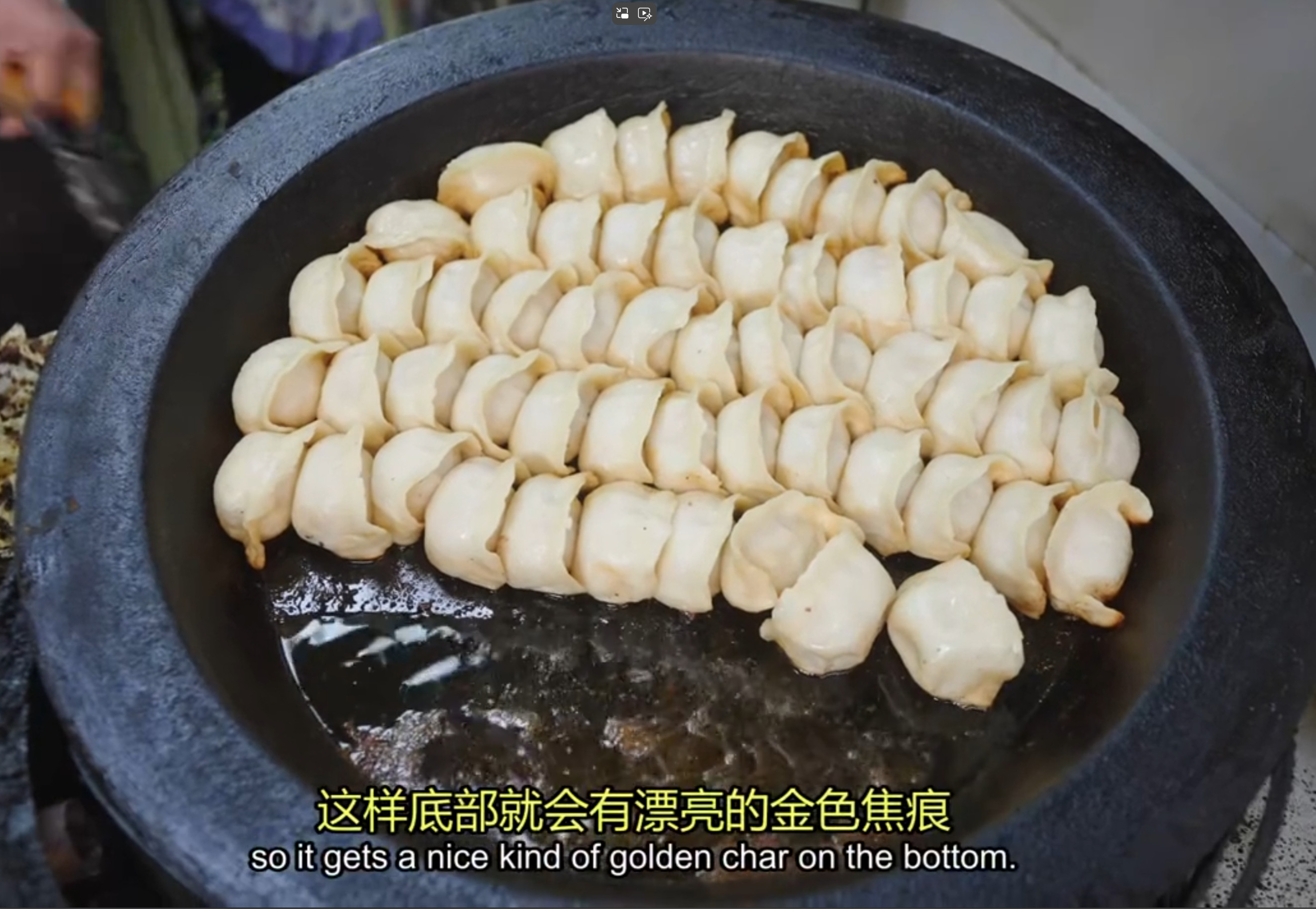 老外在上海吃和乐点心的锅贴还挺懂行的​​​