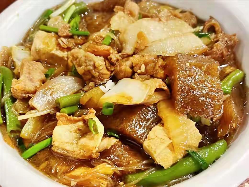 河南林州“6大名吃”，你吃过几个1、林州大烩菜2、刀拨面3、临淇水煎包