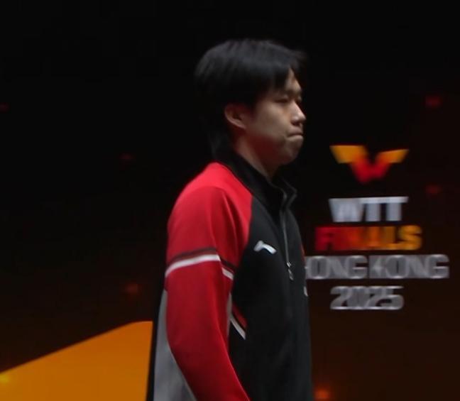 **世界第一的球拍举起来了，却“不敢”发球。**你看见王楚钦向裁判举手，和对