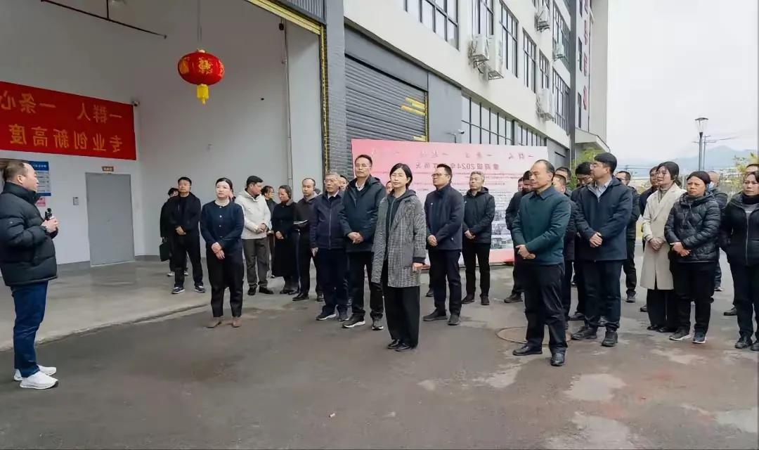 这是某地领导下基层视察工作的壮观场面，如果你不熟悉官场规则的话，很可能看不出这张