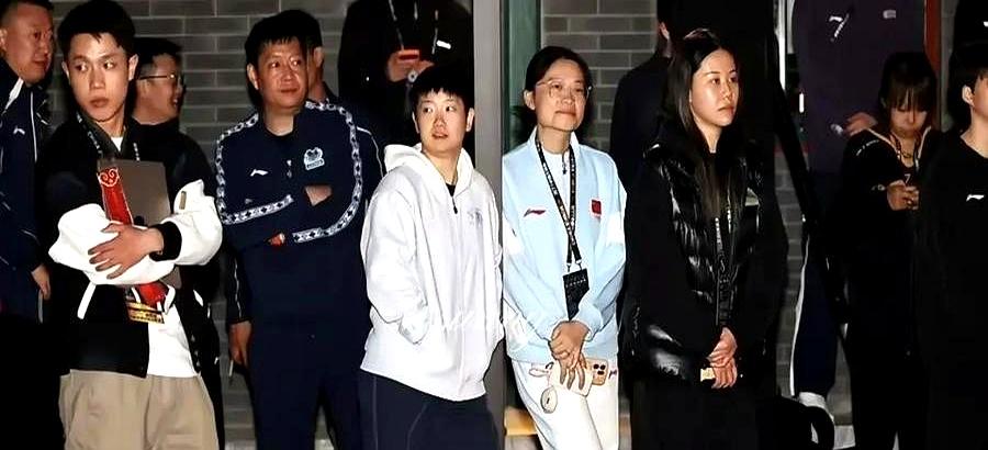 亚运会输球9天，晚宴上孙颖莎找非遗师傅题了个“赢”字，又拿绣花针把自己名字缩写绣