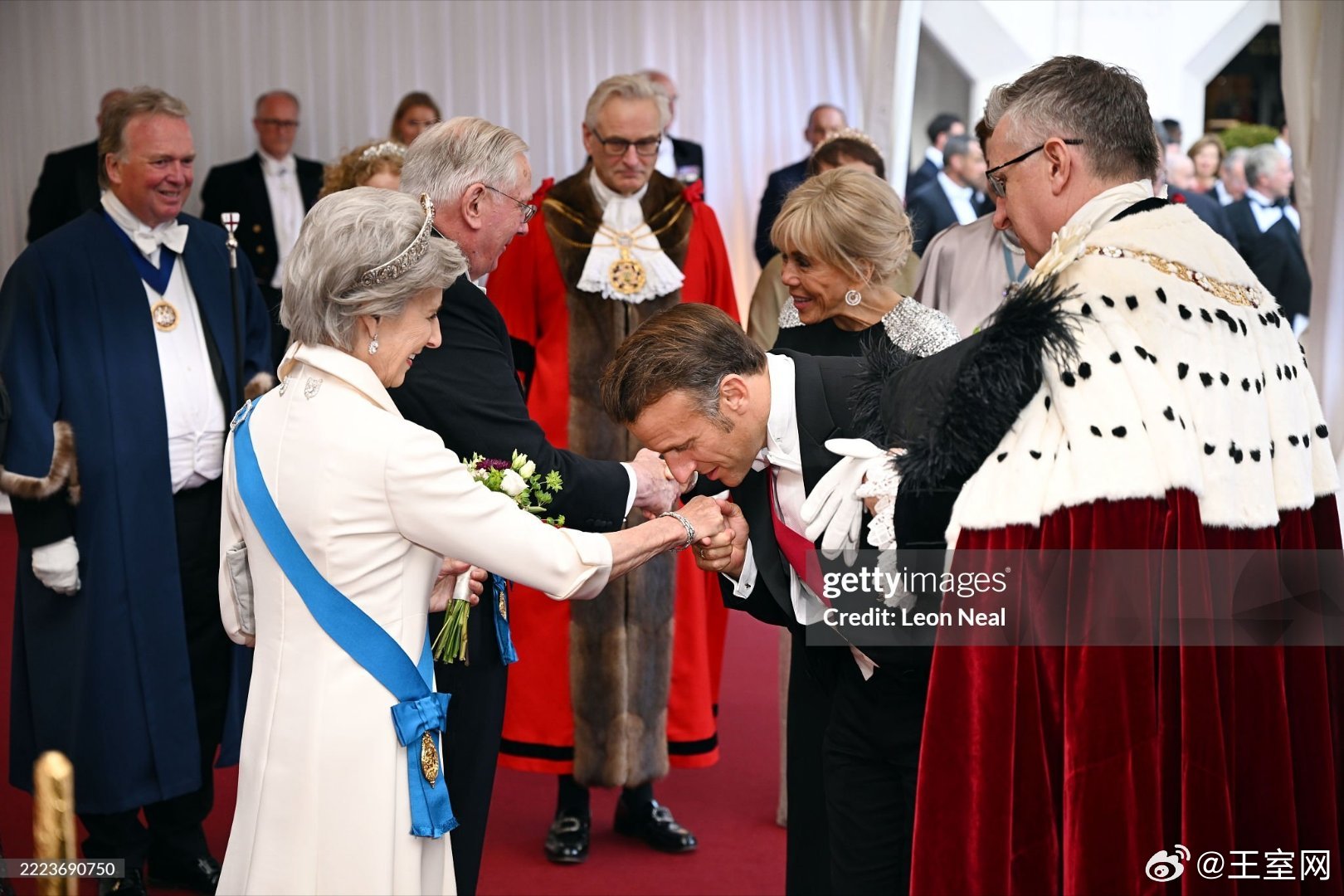 英国王室🇬🇧🇫🇷小马哥感觉又要被老婆扇耳光啦[捂脸哭][捂脸哭][捂脸哭]世