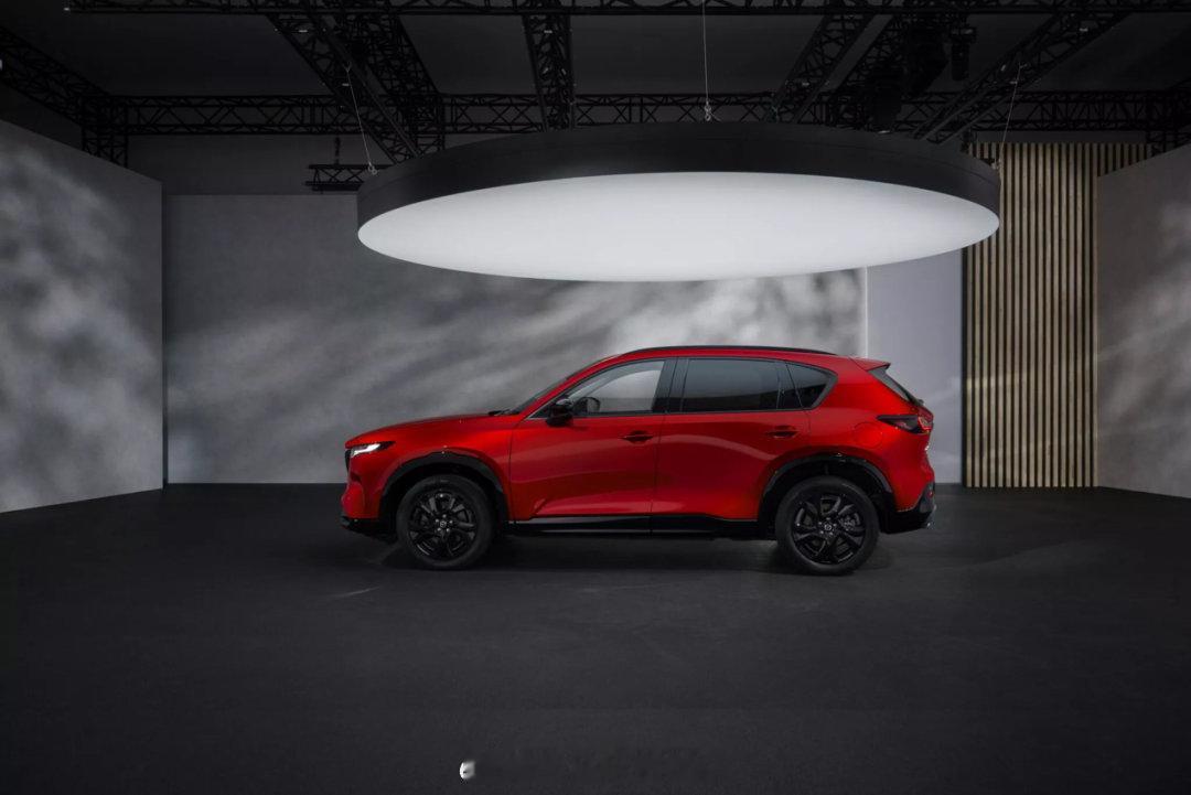 全新换代得马自达CX-5，你们觉得如何呢？设计上延续了现款车型的风格，依旧走紧绷