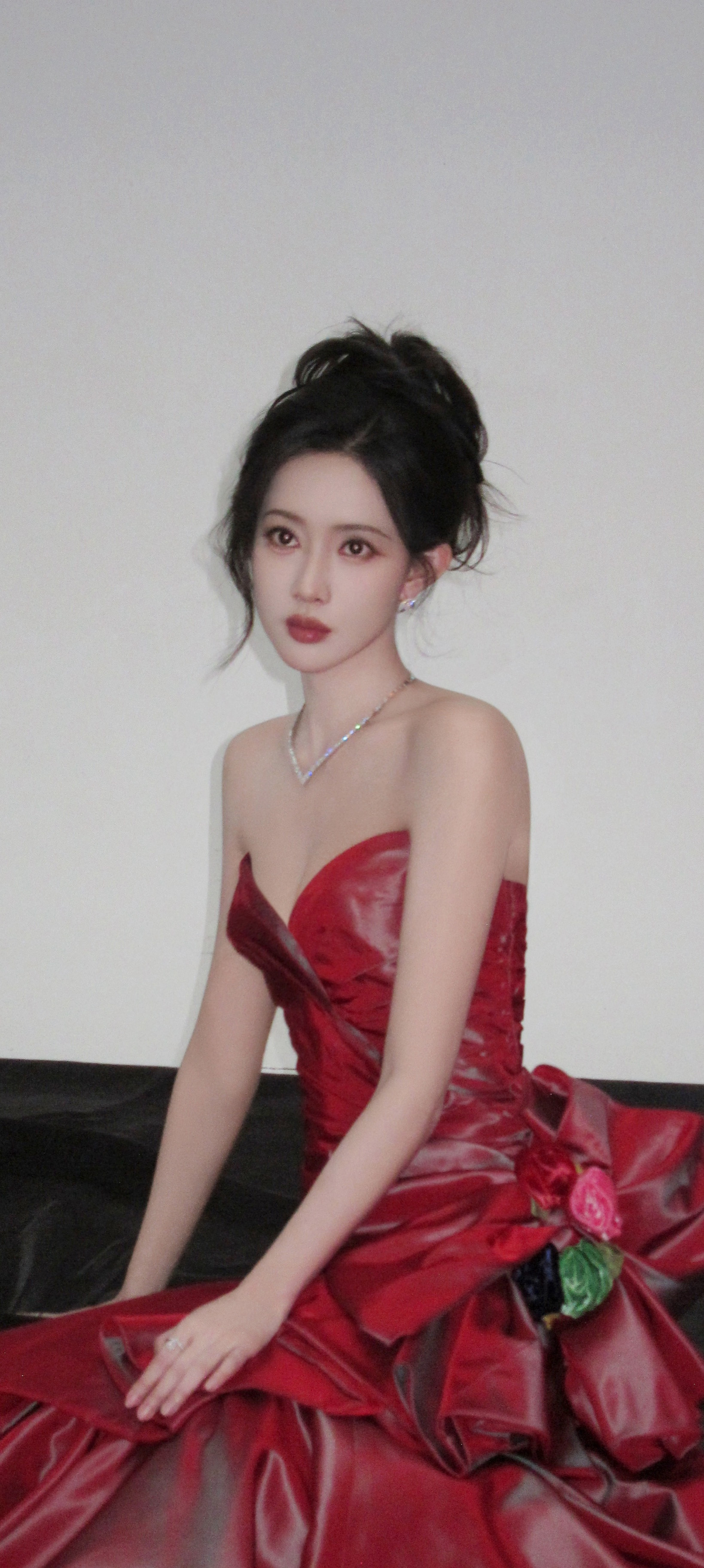 孟子义的身材孟子义x尖叫之夜抹胸红裙穿搭全屏壁纸，身材好好孟姐💕孟子义