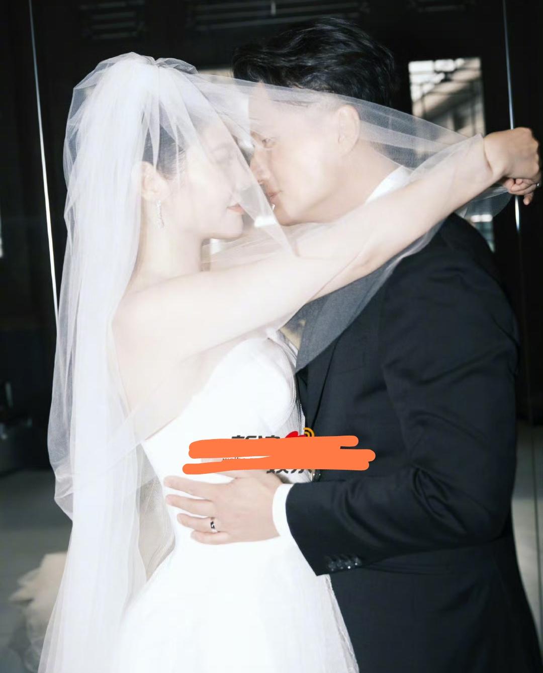 12月18号这天，徐冬冬和尹子维的婚纱照直接刷爆热搜！照片里两人甜到齁，徐冬冬