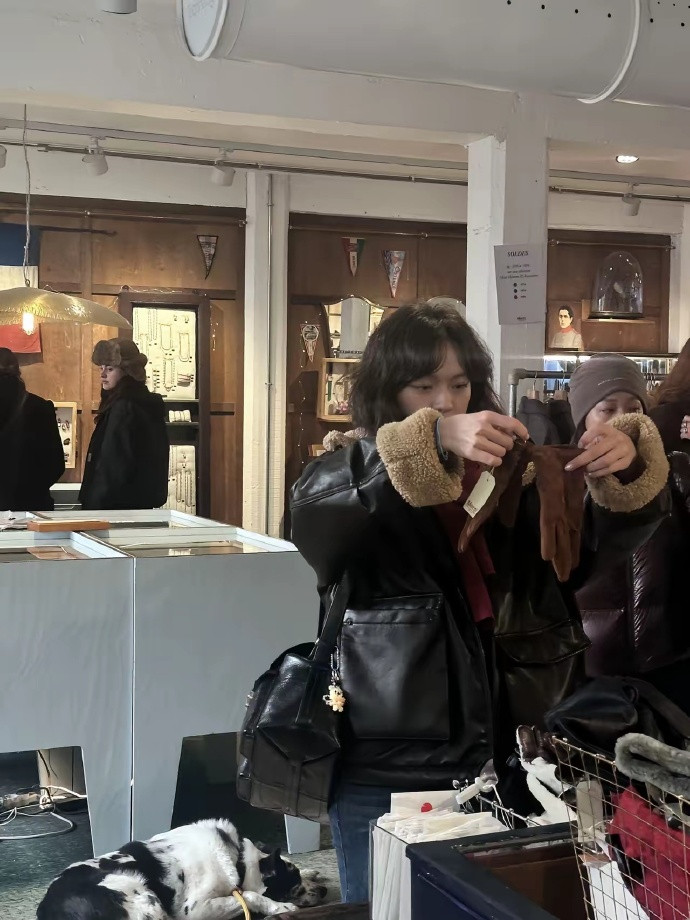 22岁文淇在巴黎一家商场购物被偶遇，她的打扮好时尚，看起来文艺气息满满！镜头感太