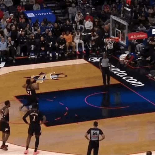 爱跪，爱假摔！恩比德罚球不中，做出夸张动作，顺势摊手，跪地。