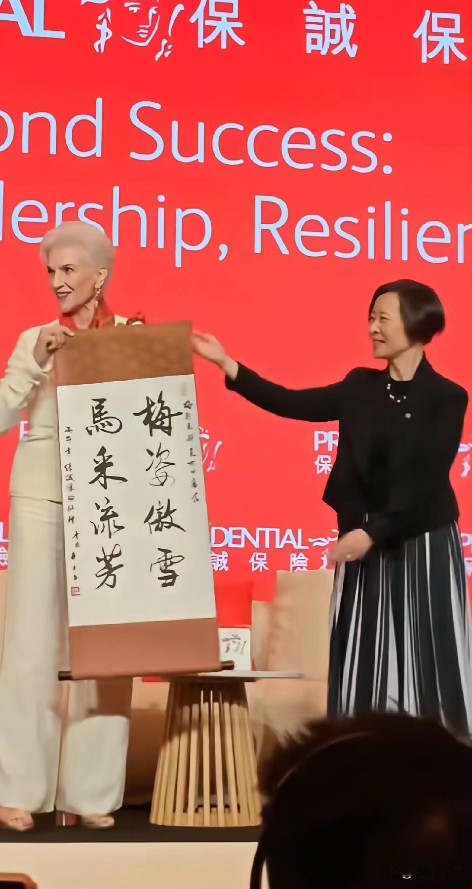 马斯克的母亲最近得到了一幅字，实实在在说，这幅书法作品，就是专门为她私人定制的，