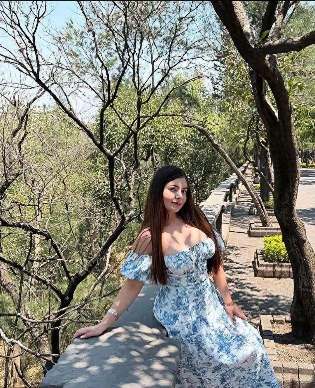 夏日清新，绿意盎然，花裙飘飘，树影婆娑。