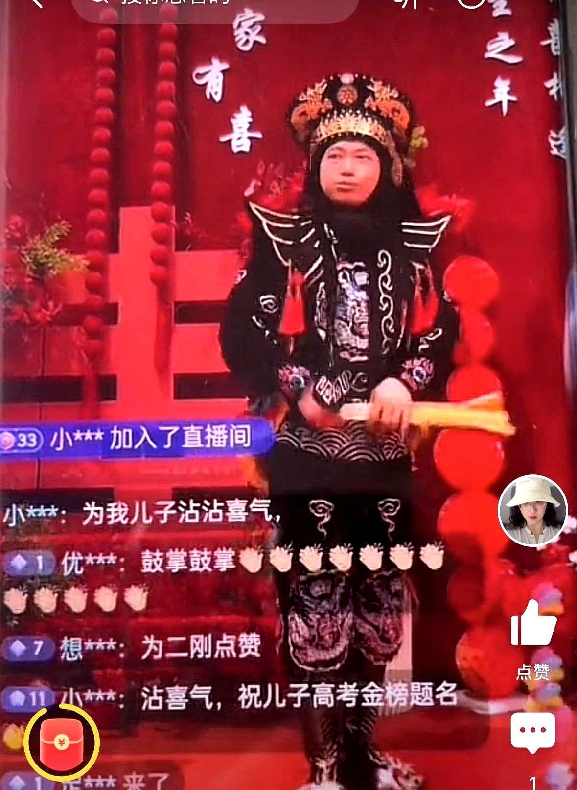 鹏鹏是最早脱离农哥团队单干的。二刚这几天可没闲着，天天在家对着镜子练表情。昨