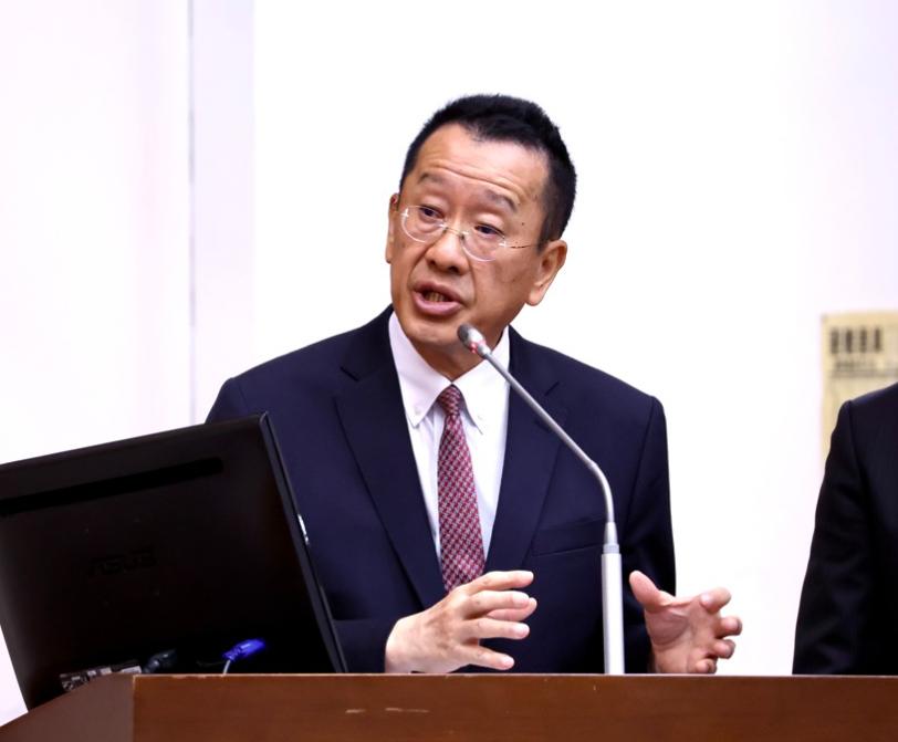 天大的笑话！5月25日，台湾地区防务部负责人顾立雄上午出席立院会议，会议前针对“