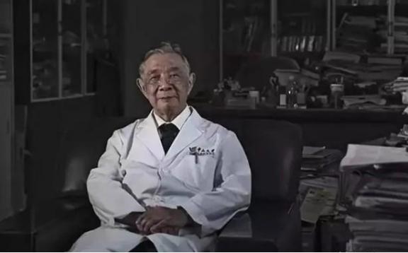 1959年，他趁着妻子出差，偷偷把一管液体灌入刚满一岁的儿子嘴里。看着儿子天真的