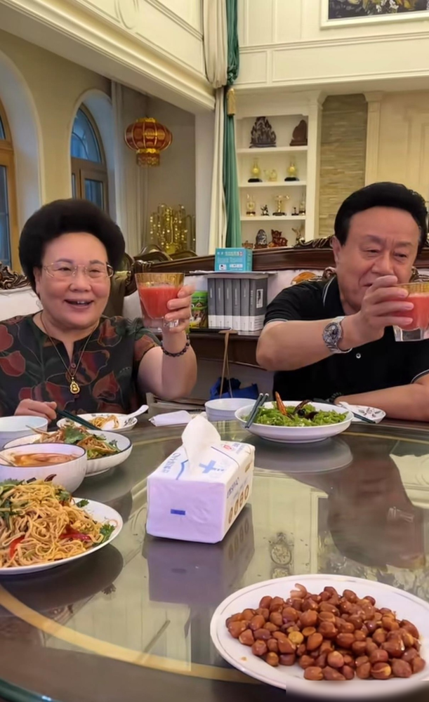 伊能静晒沈阳全家福，评论区全在说公婆长得像双胞胎。老头老太同款圆脸，同款笑纹，坐一块跟照镜子似的。有
