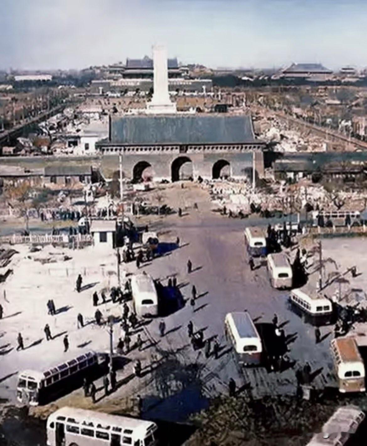 这是一张摄于1950年代中期北京天安门广场的珍贵历史老照片。这张照片从南向