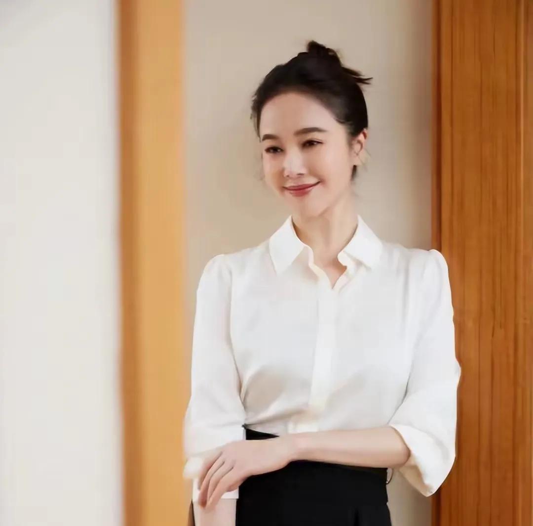 左小青在进入娱乐圈之前，曾是国家体操队员，不仅拥有清纯的外貌，还有前凸后翘的身材