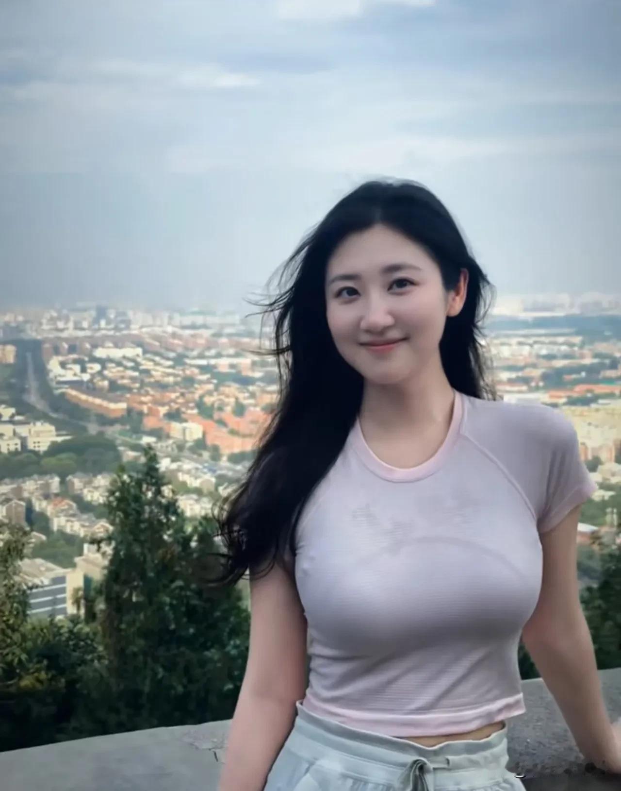 站在巅峰，风为我让路。每一步攀登，都是与自己的对话。不是征服山峰，而