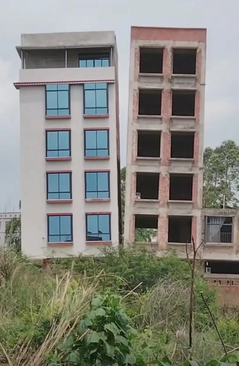 房子建好竟然歪了？广西玉林某地的农民，花费百万建的新房，外立面都装修好了，就差