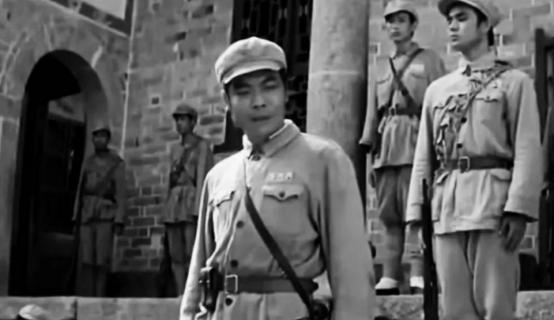 “一个小小的山洞竟然储存了数年的物资，难怪他们要顽抗到底”1949年老猎人指点迷