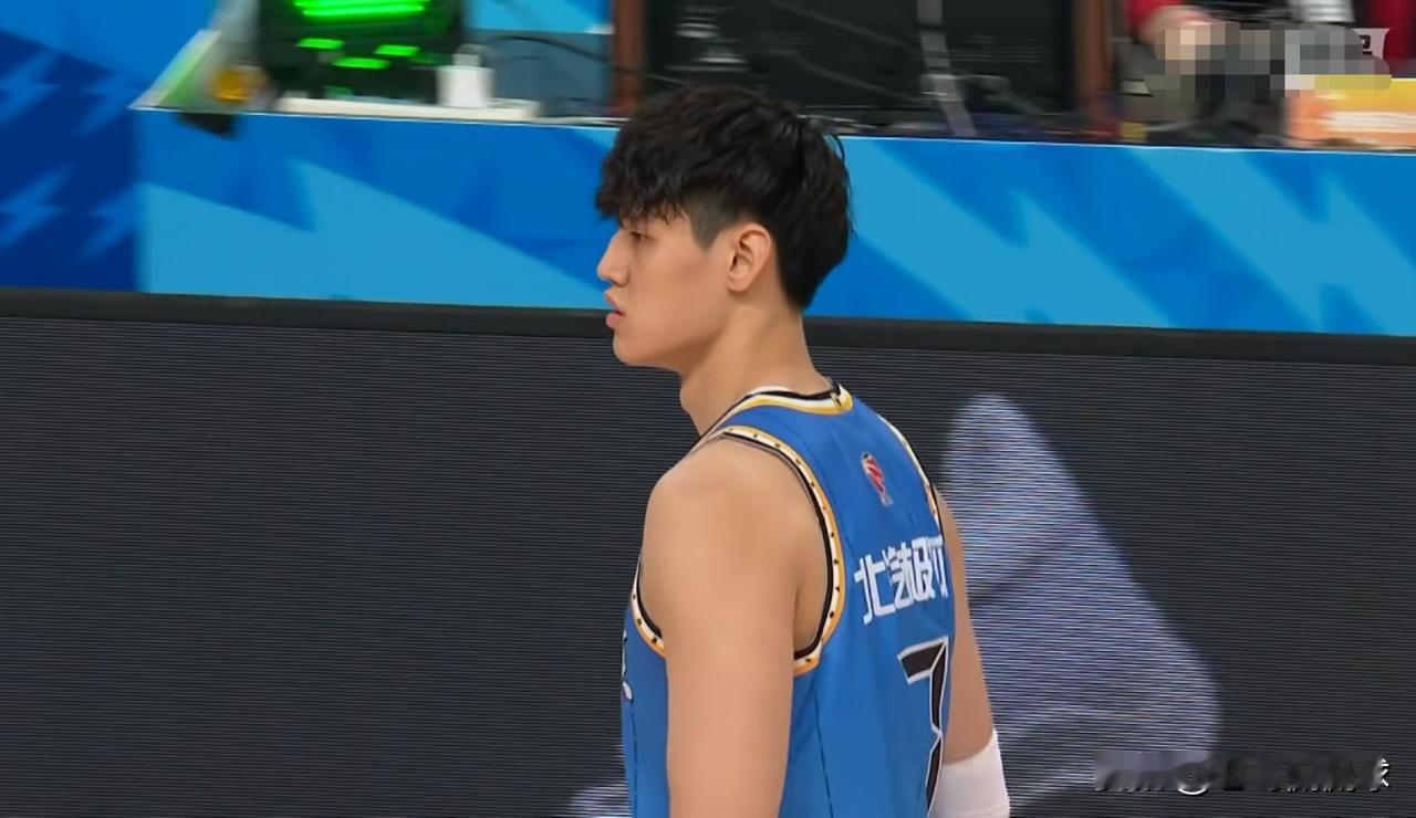 北京北汽大将曾凡博真是大杀四方！在今天北京北汽主场迎战广东东阳光的比赛中，目前双