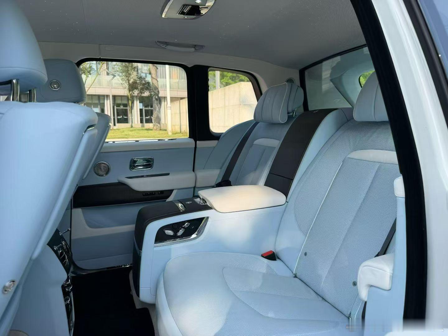 25款劳斯莱斯四座流星库里南，25年7900公里，查尔斯蓝完