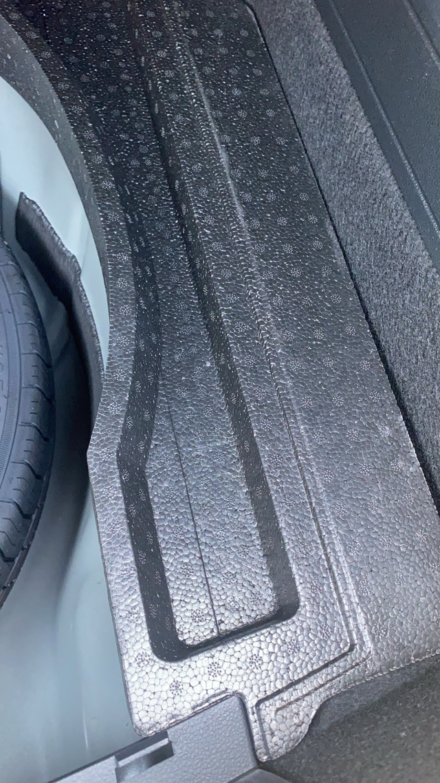 迈腾你们喜欢吗今天无意看一下后备箱备胎位置，左右两侧连塑料都不给，看看这是什么