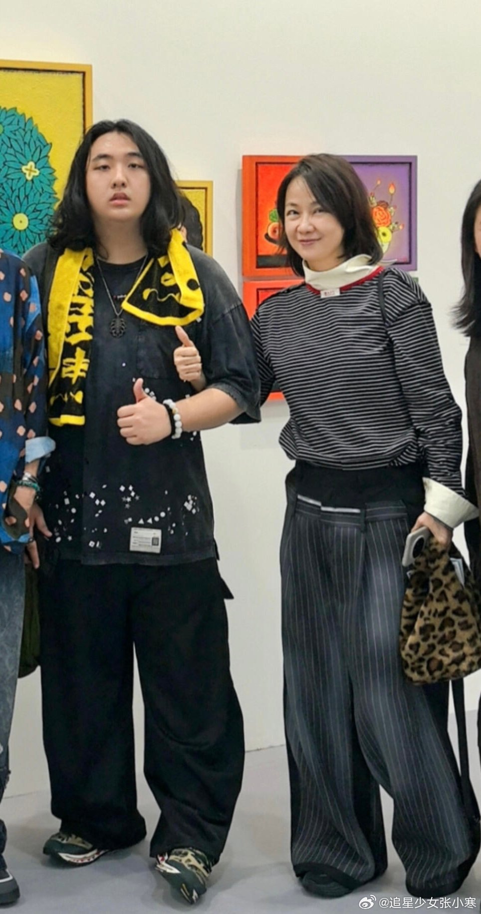 17岁费曼身高17岁费曼都这么高了费曼和妈妈香港看展，17岁费曼身高超抢眼，长发