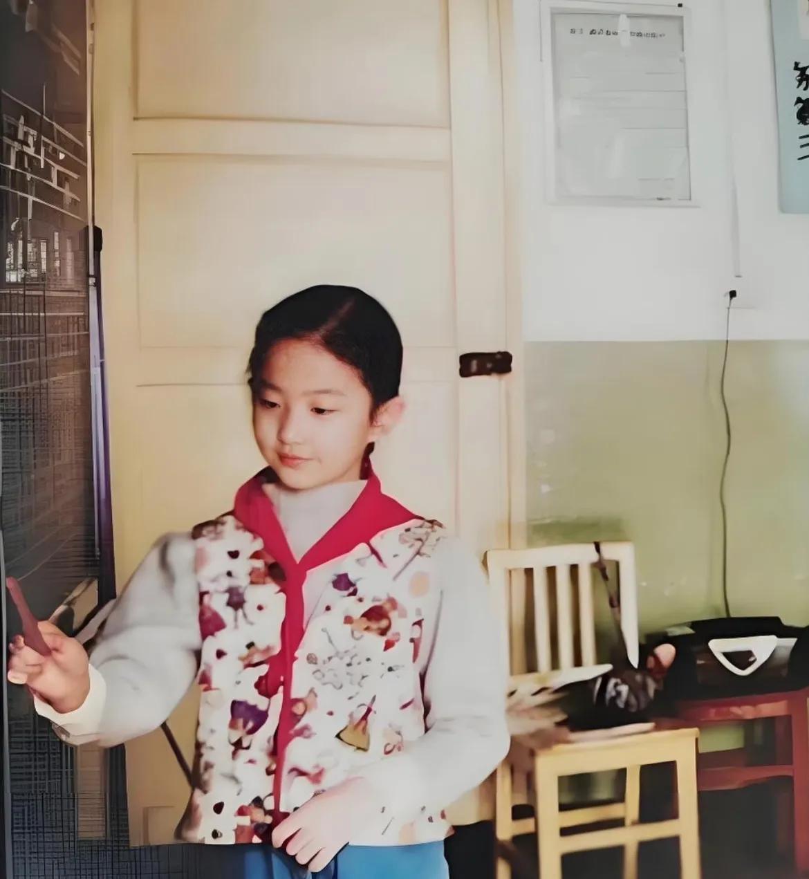 这张照片拍摄于1997年，湖北省武汉市江岸区鄱阳街小学五年级音乐课代表刘亦菲，正
