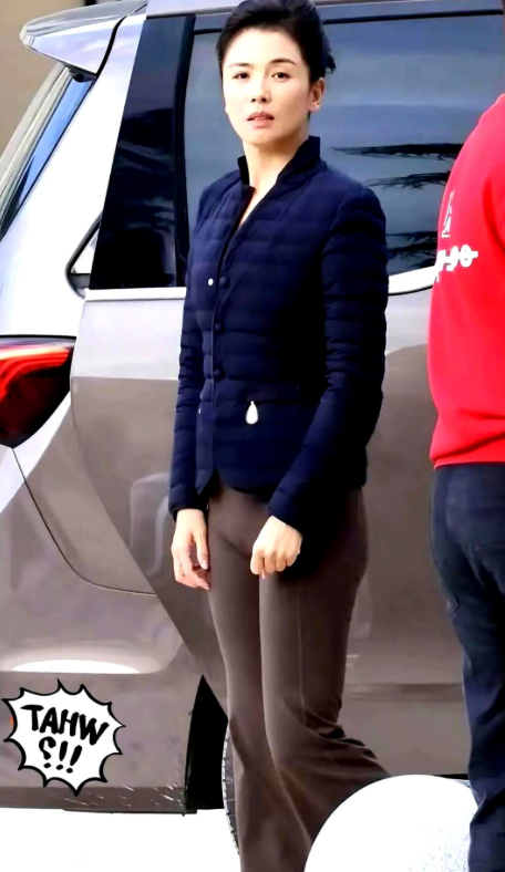 一条裤子也能被骂上热搜刘涛下车那几秒，镜头贴在她大腿上，褶子被说成故意撩人。