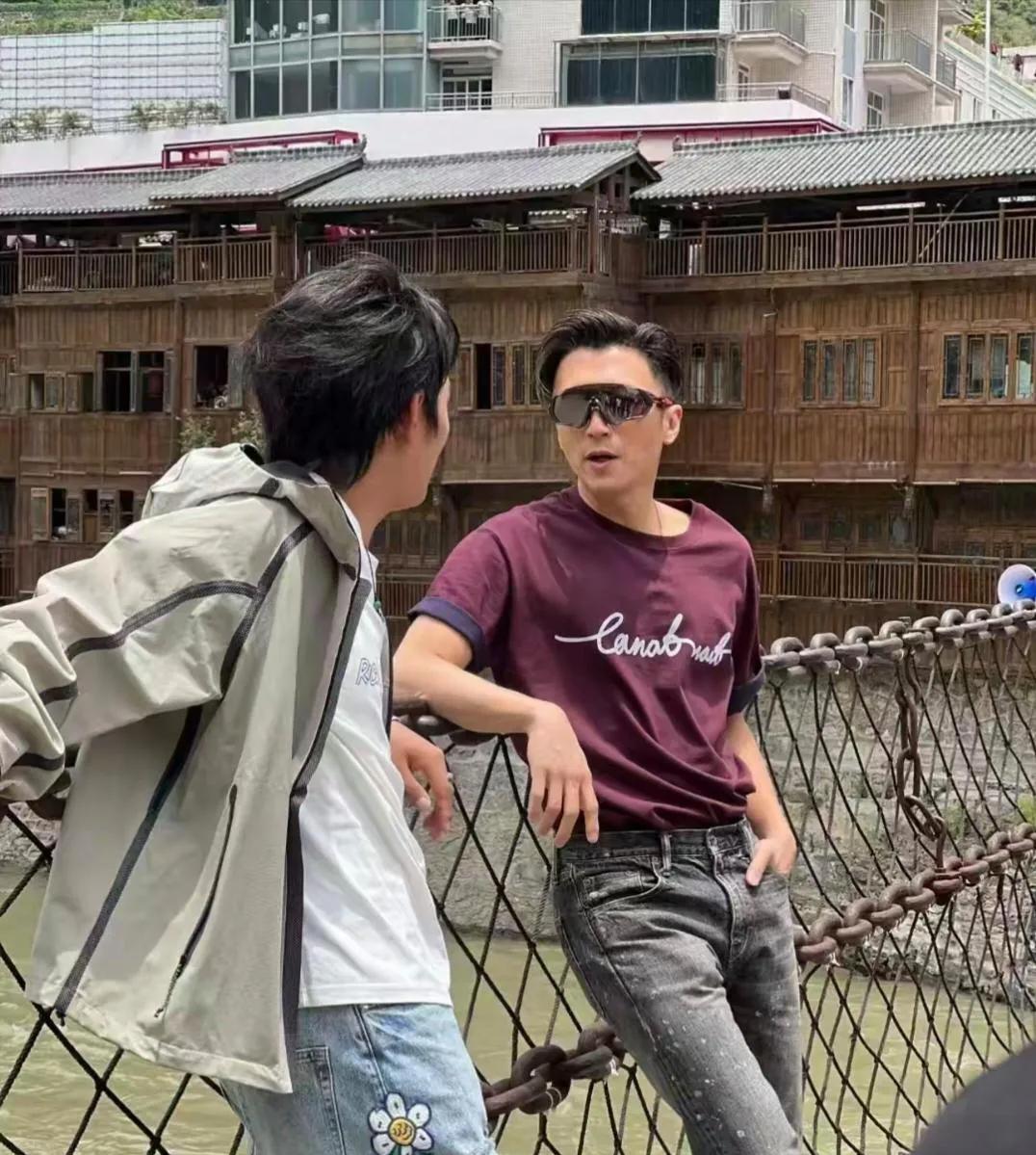 谢霆锋现身四川拍摄节目！44岁的他这才真实，够自信。墨镜一戴，谁都不爱[呲牙笑]