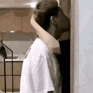 年轻人要注意点,狗子的表情说明了一切!