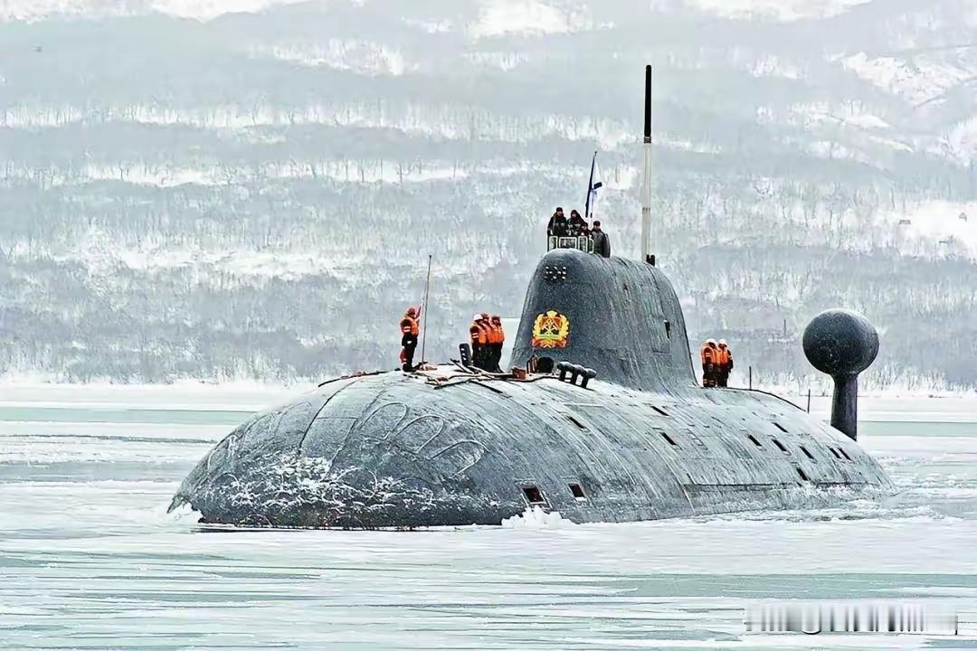 潜艇保护破空船？据网络上有消息说，俄罗斯派出一艘巨大的潜艇及其它海军舰船，另外