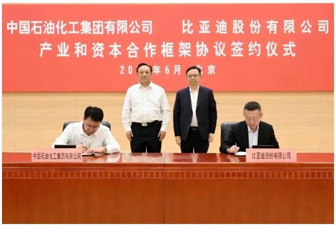 比亚迪icon的算盘玩得太溜了！2026年原定落地两万座闪充站，转眼半年快