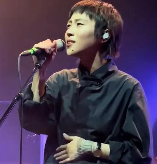 姐妹俩的性格真的不一样。李嫣看着挺大方，没想到这么腼腆。她本来去给姐姐的演唱会助