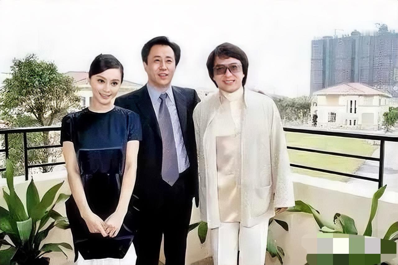 右边成龙，左边大美女，我都认识，站在C位的这个人，有人认识的吗？