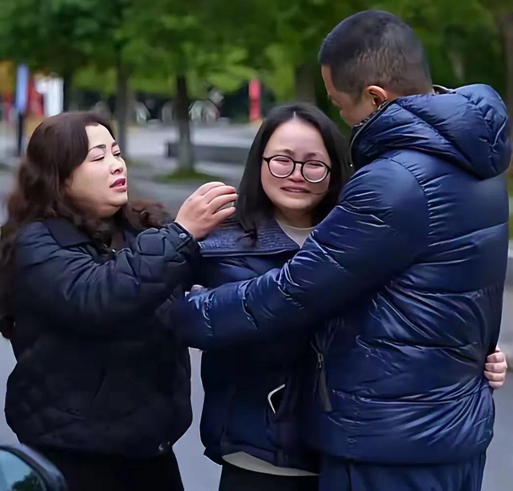 李亚鹏因为工作的原因路过四川成都的时候，突然跟助理说要去见他的女儿。当时助理心