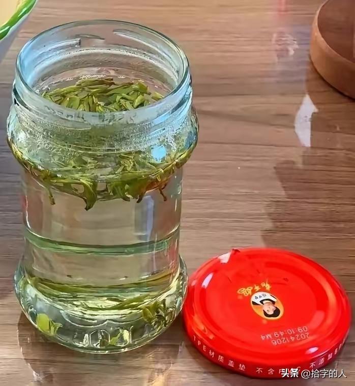 朋友们，我有一个问题就想请教一下，老干妈的这个瓶子明明是玻璃的，为什么倒开水泡茶