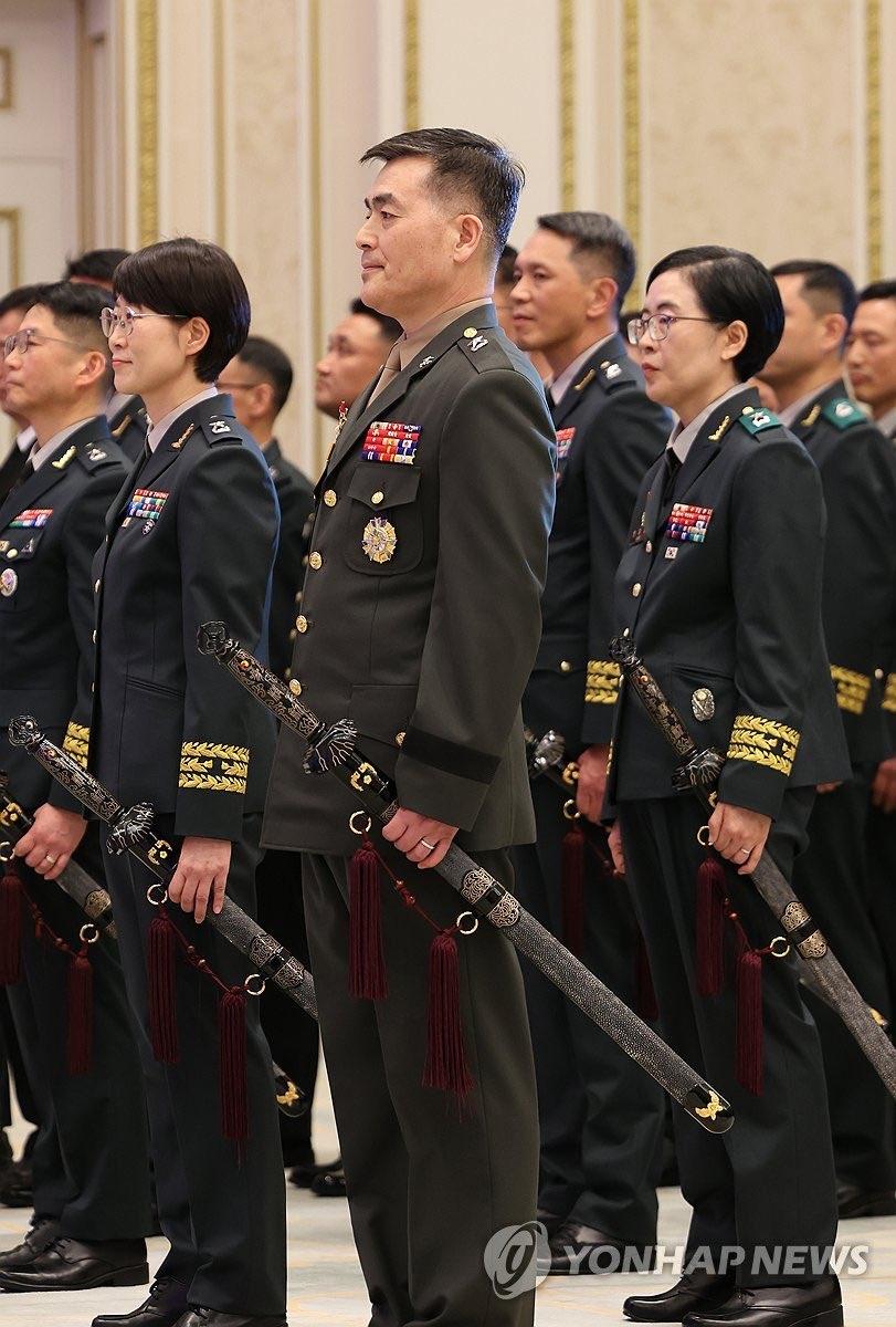 李在明向晋升将军的将领授予三精剑。这一传统从1980年代开始，起初是三精刀，后