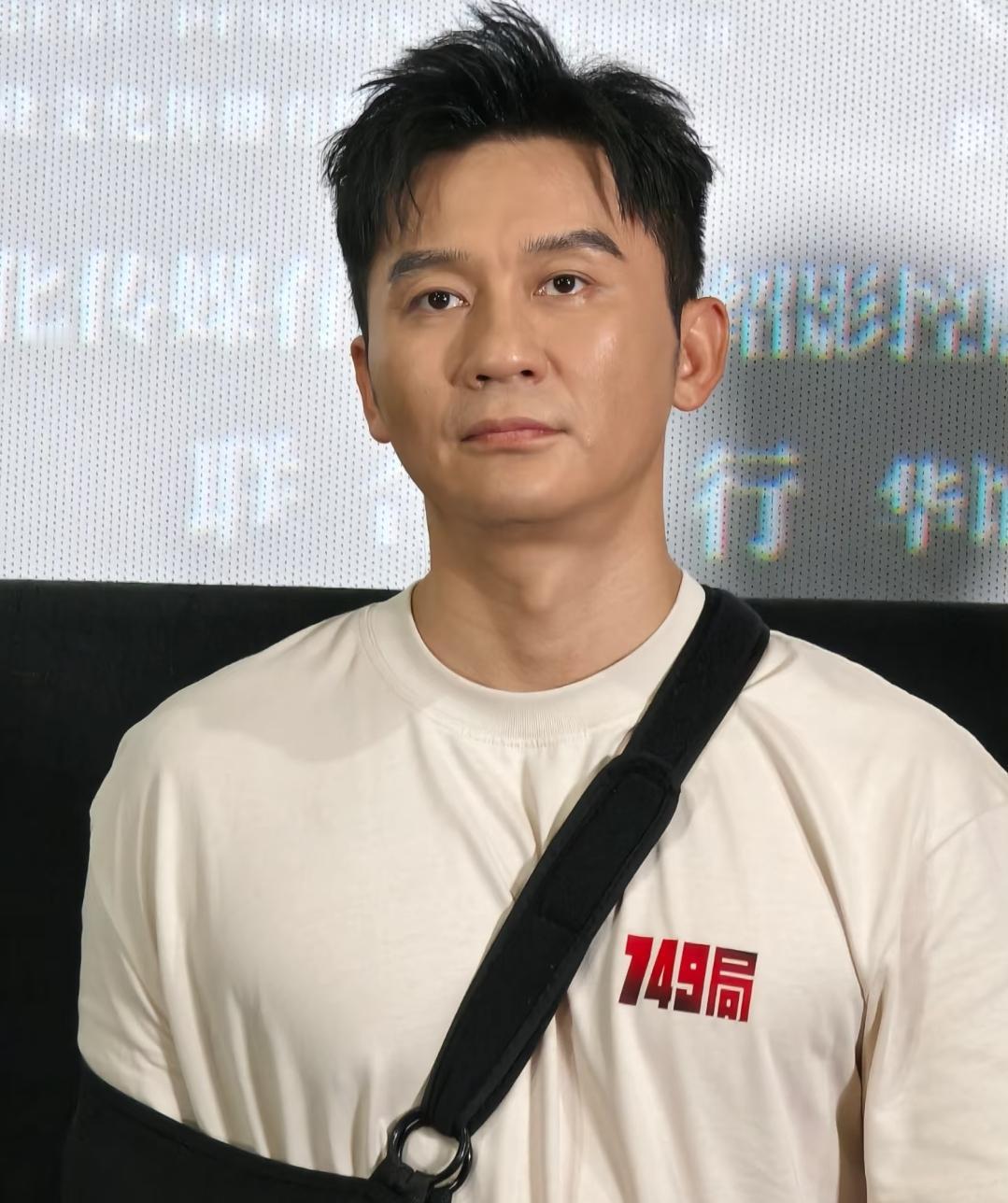 这世上我最摸不透的人，非47岁的李晨莫属！都快半百了，还十年如一日守着《