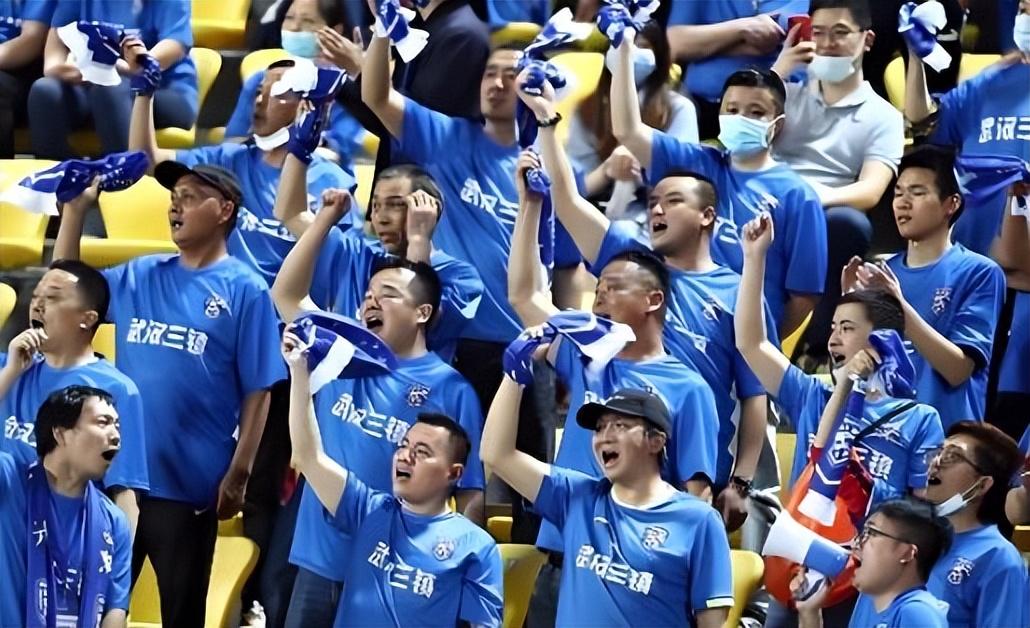 武汉三镇为何会在中超补赛被河南队绝平，球迷分析背后原因，直言球队踢得太保守。这部