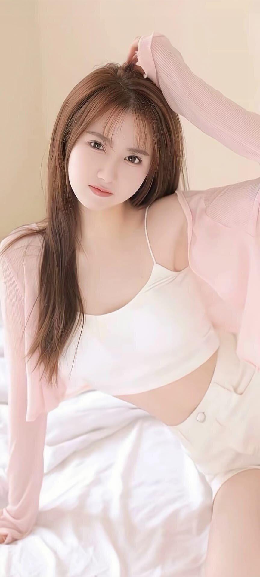 笑话：中午正在午休，邻居开始敲门，我假装没听见，她却坚持不懈。我打开门有些没好气