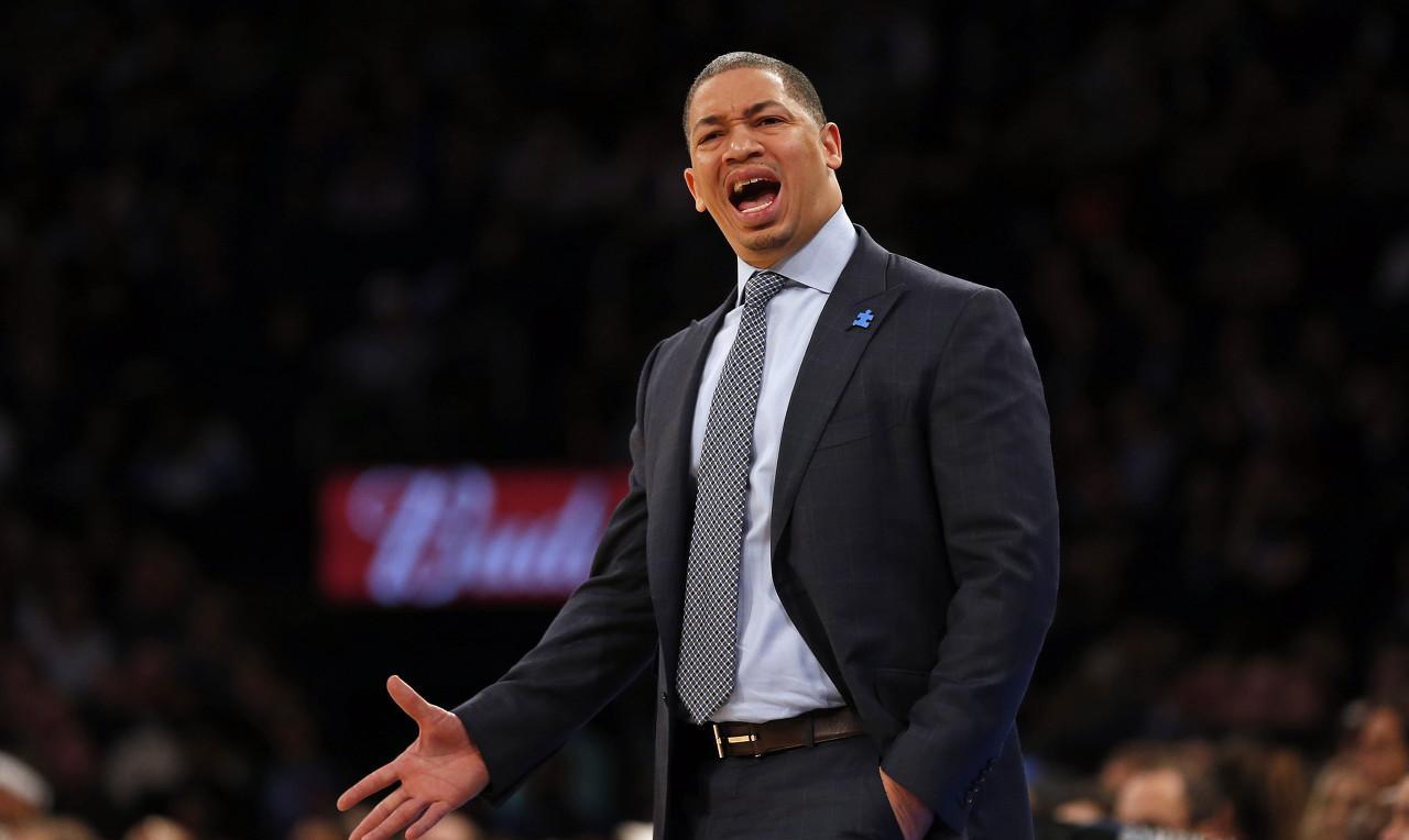 泰伦卢还不下课么？今日哈登是否出战，泰伦卢表示可以出战，而球队官宣哈登无法出战，