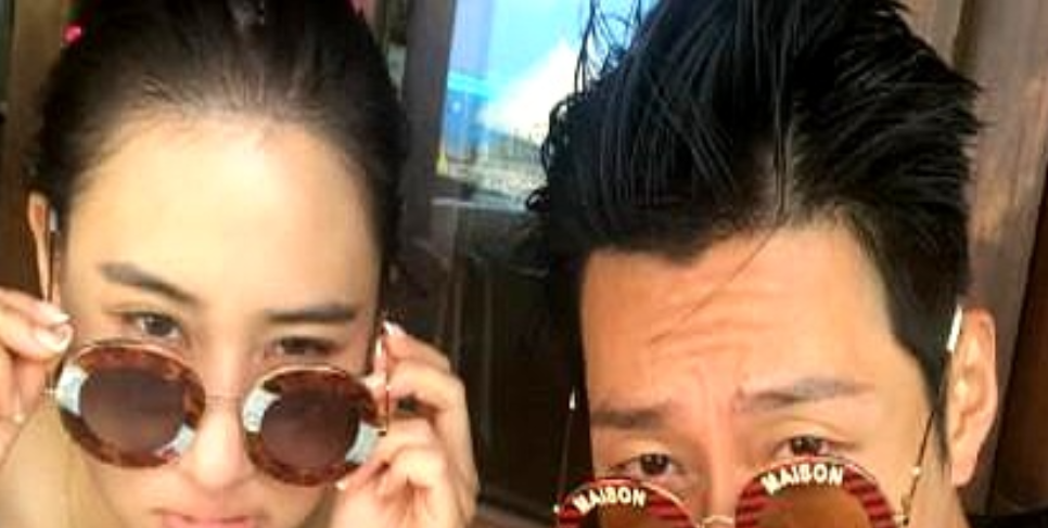 何超琼一件Dior高定婚纱，设计师费雷亲手做的，当年就值一套房。妹妹何超莲，