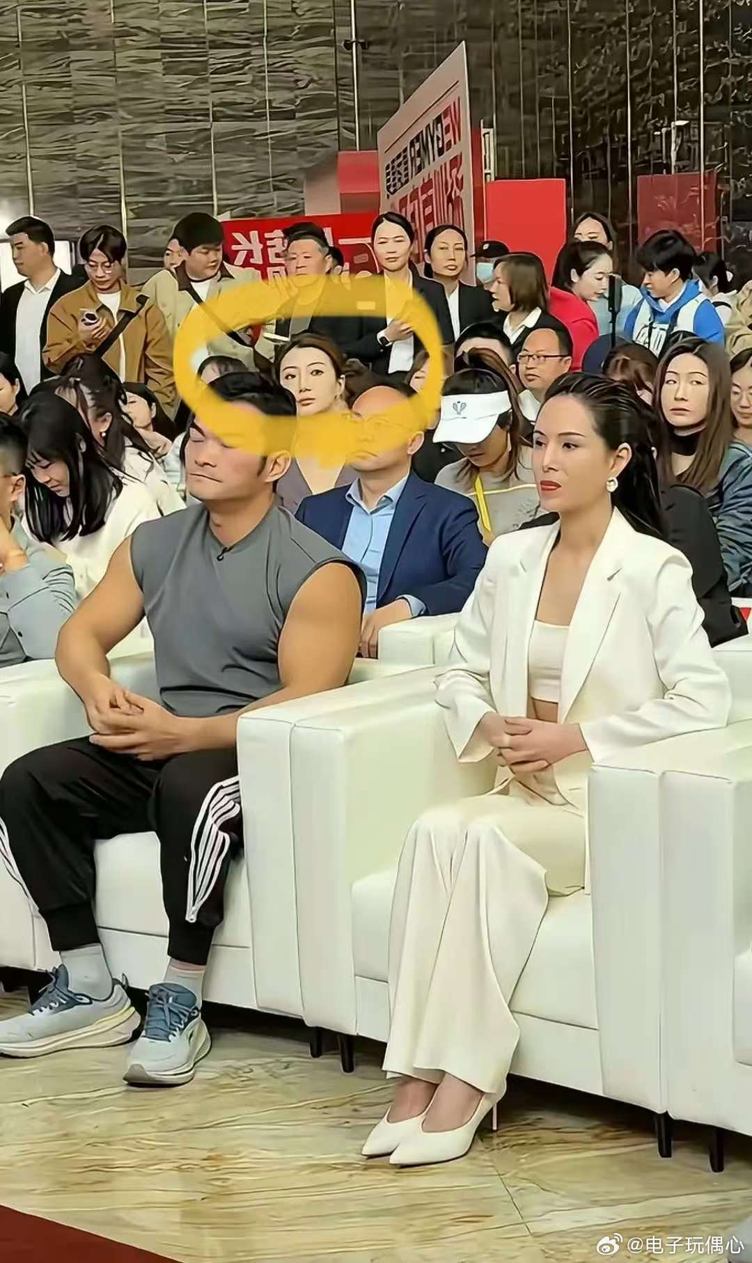 从图中这位美女努力地看向李若彤，我们就不难发现，60岁的姑姑依然气质非凡，优雅美